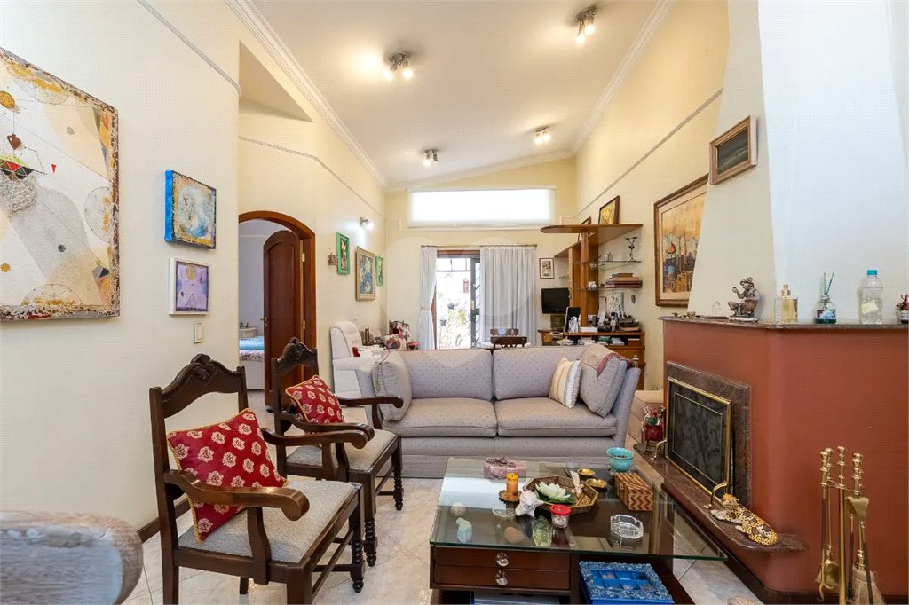 Casa a venda no Planalto Paulista, 2 suítes, 4 vagas, 230 m², quintal e localização privilegiada