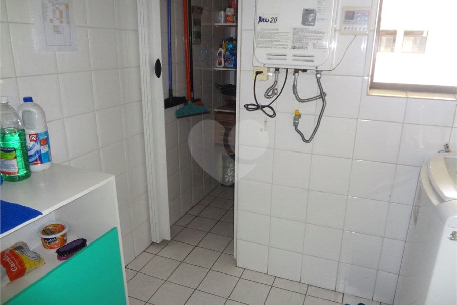 COBERTURA COM PISCINA E CHURRASQUEIRA NA CASA VERDE.