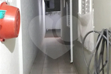 Casa térrea com 3 dormitórios, sendo 1 suíte.