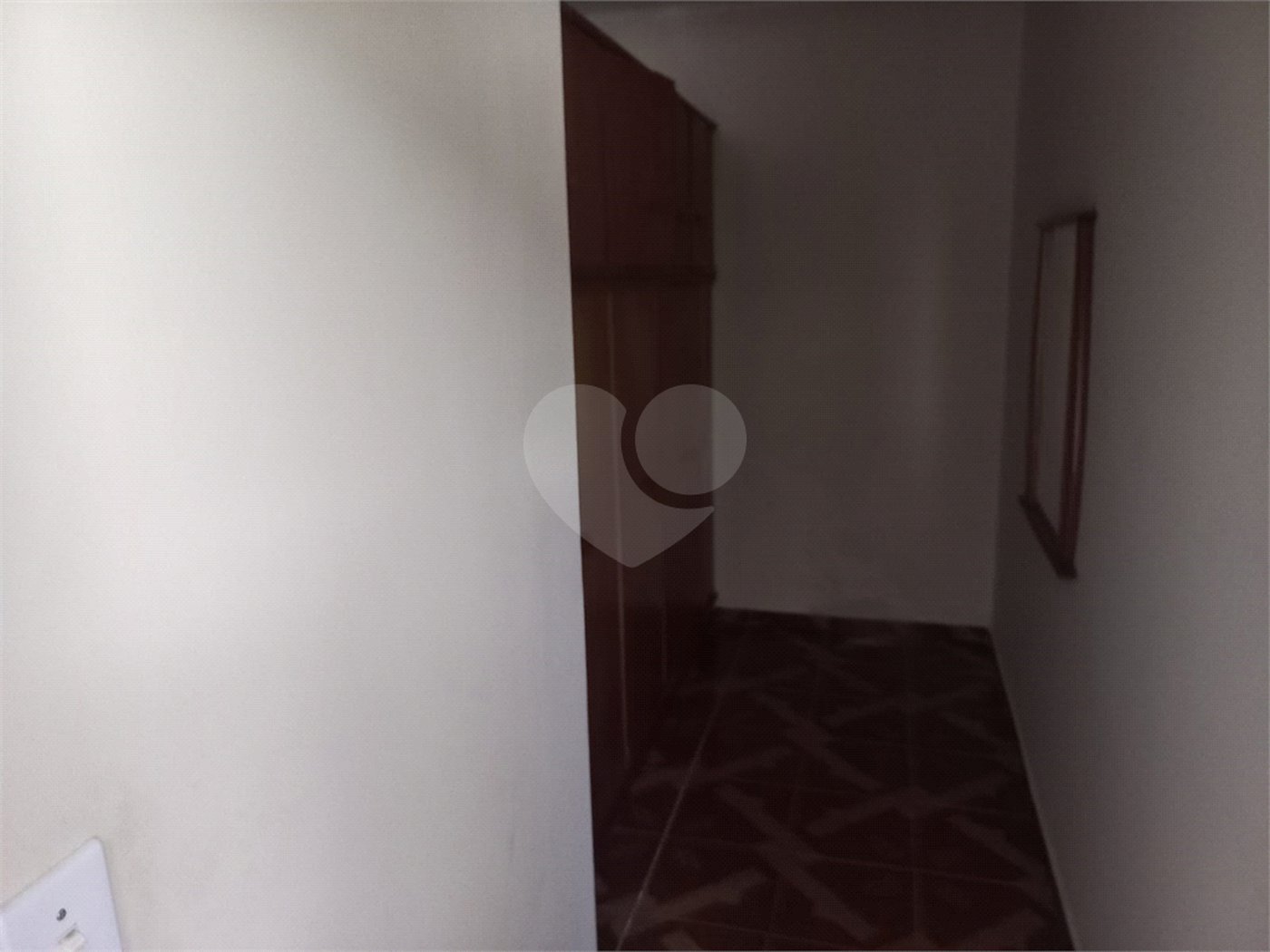 Casa térrea com 3 dormitórios, sendo 1 suíte.