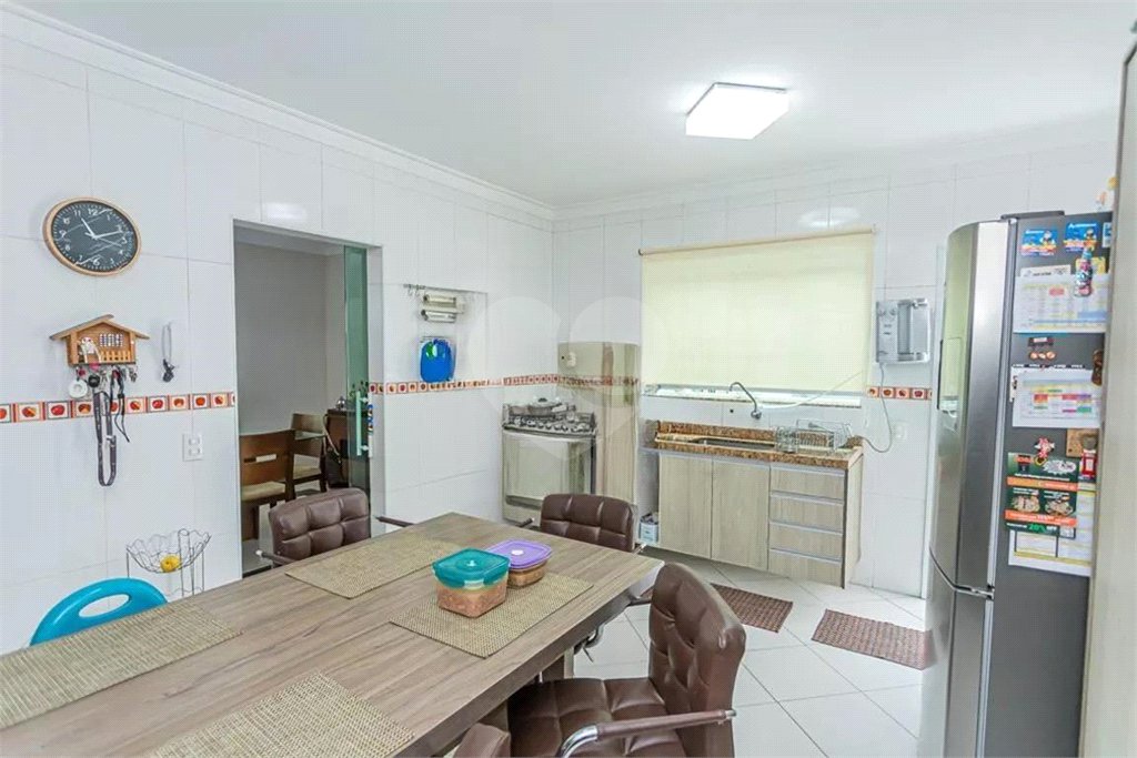 Imóvel amplo à venda com 4 quartos, sendo 1 suíte, e 3 banheiros no total total Parque São Domingos