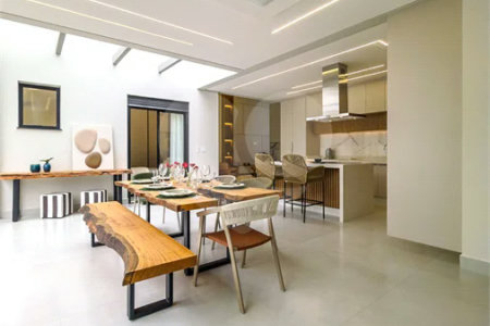 Casa Térrea – Condomínio Maria Cândida - 300 m² de terreno - 212 m² de área construída - 4 vagas de garagem, sendo 2 cobertas - Sala de jantar e estar integradas, com pé-direito duplo e cortina - 3 suítes com ar-condicionado, sendo 1 master com closet – planejado – Roupeiro – Escritório - Cozinha
