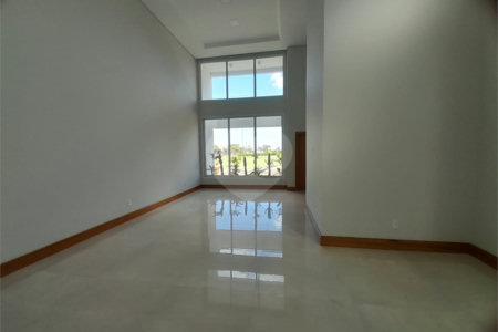 Belíssima Casa à Venda no Condomínio Damha IV