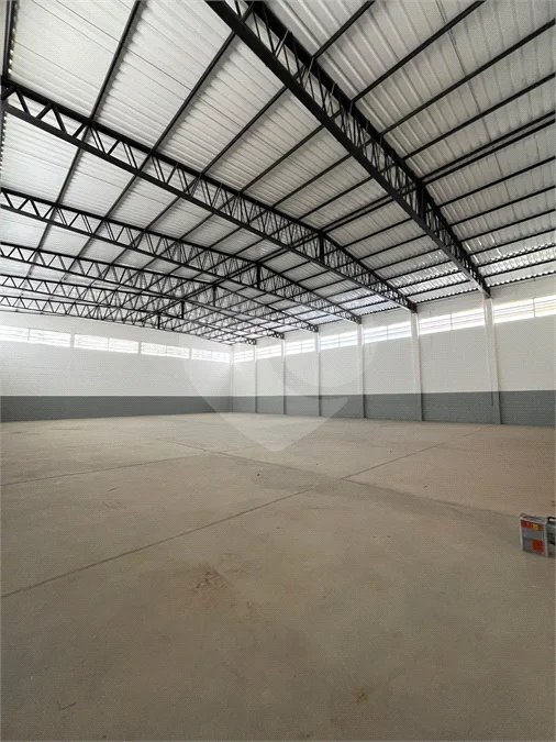 GALPÃO INDUSTRIAL NOVO – 800 M² - Em frente à Rodovia Kanela Forti