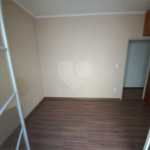 Casa térrea com 3 dormitórios, sendo 1 suíte.