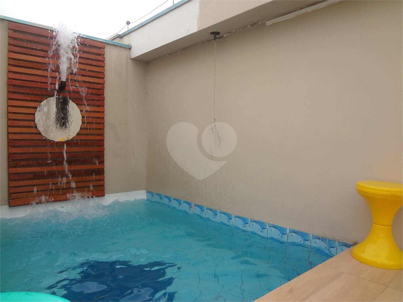 COBERTURA COM PISCINA E CHURRASQUEIRA NA CASA VERDE.