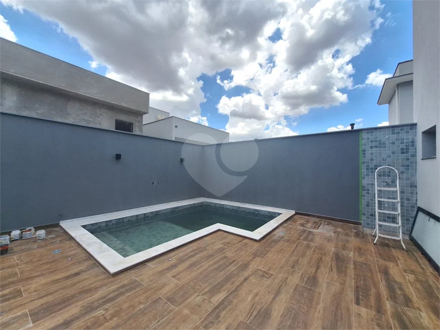 Casa NOVA com 03 suítes , piscina e condomínio com lazer completo!