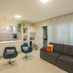 Espaço, conforto e uma localização privilegiada fazem deste apartamento mobiliado no Baeta Neves, em São Bernardo do Campo, uma excelente opção para seu novo lar. Com 118 m², três dormitórios e quatro banheiros, o imóvel oferece ambientes amplos para acomodar a família e receber amigos com comodidad