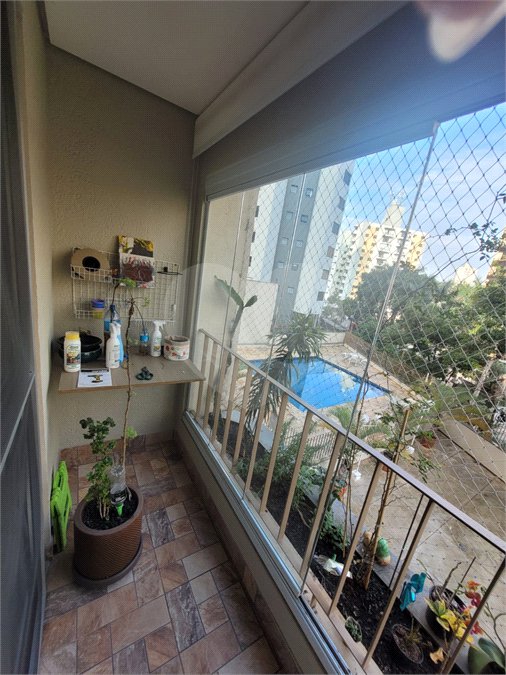 Apartamento de 03 dormitórios totalmente reformado com 02 vagas de Garagem escrituradas e livres.