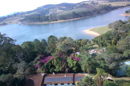Casa "pé na água" à venda em condomínio fechado – Bragança Paulista/SP Com 305m² de Á/C e 1.305m² ÁT