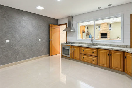 Sobrado geminado com 185 m², 3 suítes, closet, 4 vagas, área gourmet, sótão, energia solar, aquecimento de água e sistema completo de segurança.