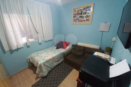 Casa Térrea com 3 dormitórios, sendo 1 suíte.