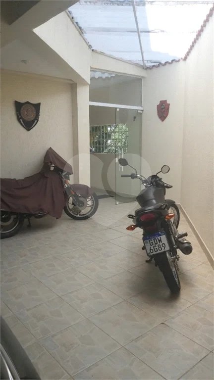 Sobrado com 224m² , 3 dormitórios , sendo 2 suítes , 3 vagas de garagem , 7 banheiros , à venda na Vila Scarpelli em Santo André.