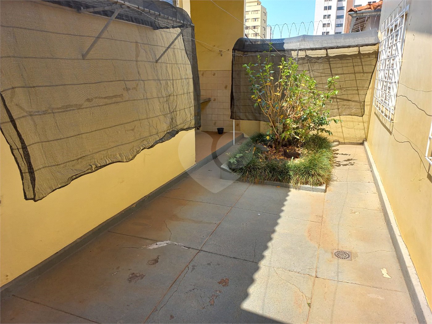 Casa Térrea com 3 dormitórios, sendo 1 suíte.