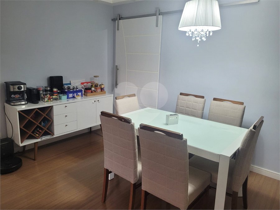 Apartamento de 03 dormitórios totalmente reformado com 02 vagas de Garagem escrituradas e livres.