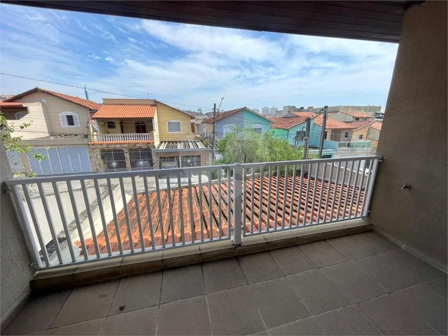 Sobrado com 4 dormitórios, 2 suítes, closet, varandas, escritório, jardim de inverno, espaço gourmet com churrasqueira e fogão a lenha e 3 vagas.