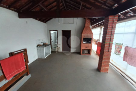Sobrado à venda com excelente distribuição de espaços