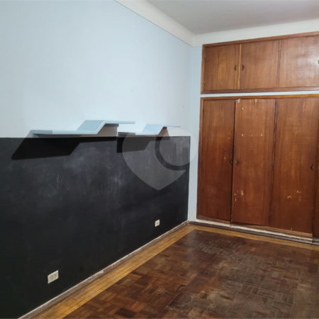 Casa Térrea com 3 dormitórios.