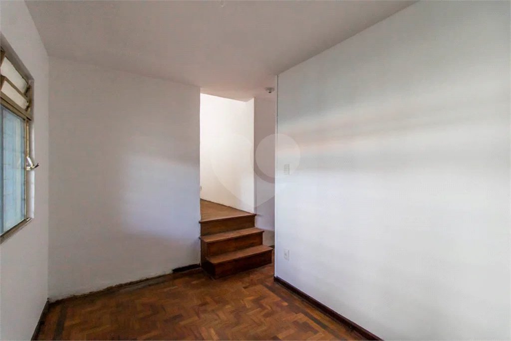 Casa à venda em Moema de 280m² com 4 dormitórios, sendo 1 suíte e 2 vagas de garagem.