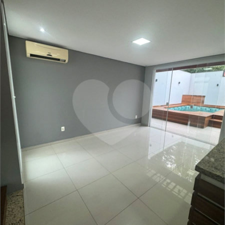 Indaiatuba- Vila Aurora -Condomínio Palm Tree Residence -Venda e Locação - R$ 7.000,00 - condominio - R$ 877,44- IPTU - R$ 211,64 - Pavimento Térreo: Sala de estar, sala de jantar, wc, cozinha, área de serviço, despensa. Pavimento Superior: Suíte com varanda e closet, 02 dormitórios e wc.social