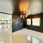 Casa em condomínio Impecável, 4 dorms / 2 suítes, varanda gourmet, piscina, 3 lareiras