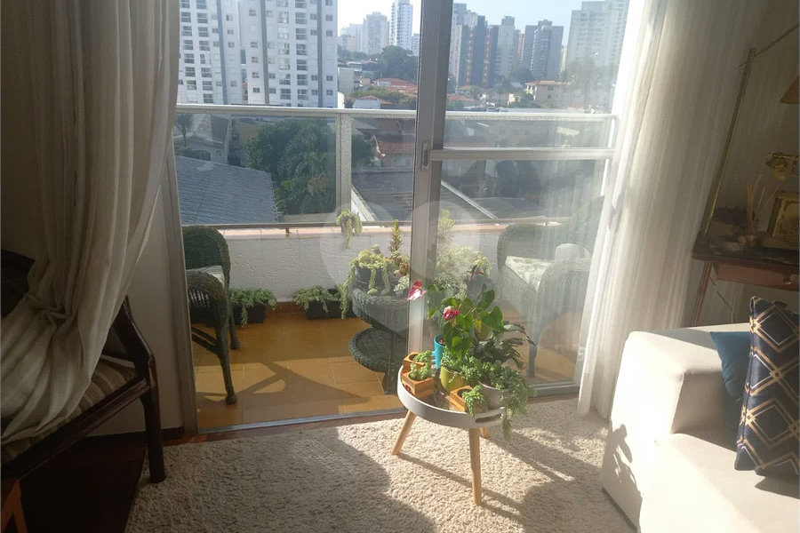 Prédio com portaria 24 horas, e lazer. Apartamento com 3 dormitórios, uma suíte, 2 vagas de garagem
