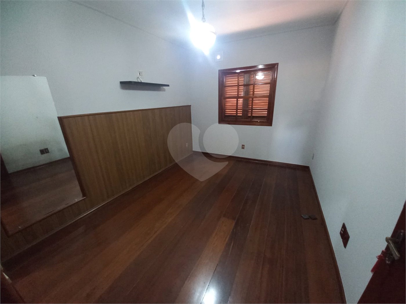 Sobrado com 4 dormitórios, sendo 1 suíte master.