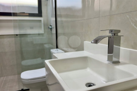Casa térrea 3 dormitórios (3 suítes), espaço gourmet, piscina, 2 vagas garagem, condomínio fechado com ampla área lazer