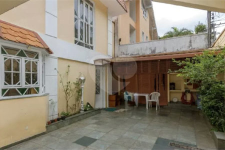 Sobrado à Venda e Locação no Campo Belo | 700 m² de Área Construída | 7 Dormitórios | 3 Suítes | 5 Vagas