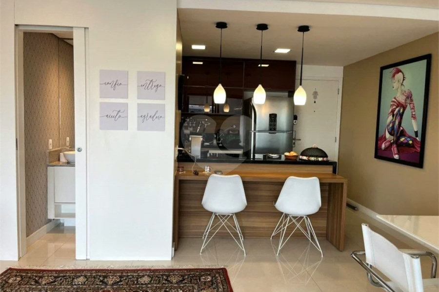 Apartamento possui uma suíte e homeoffice e varanda.