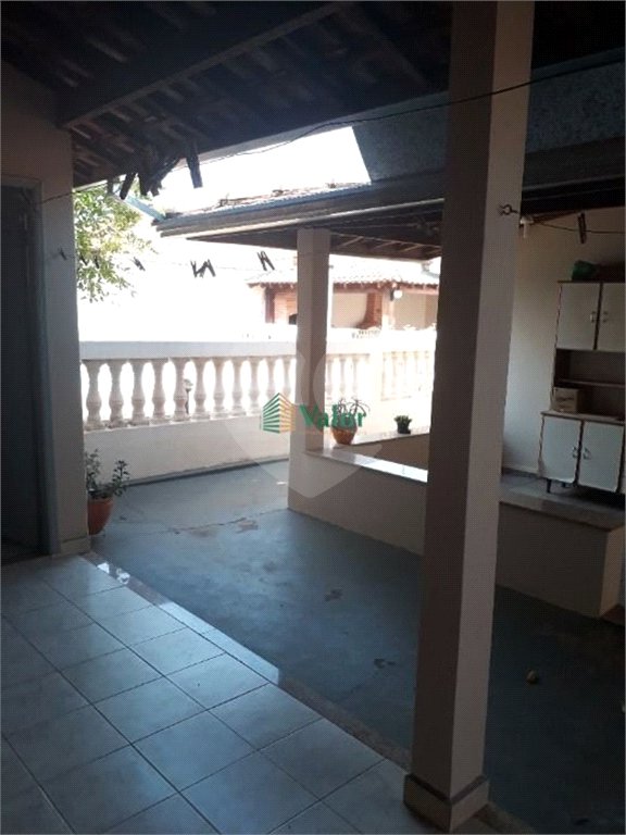 Ampla casa no condomÍnio Parque Fehr, contendo: