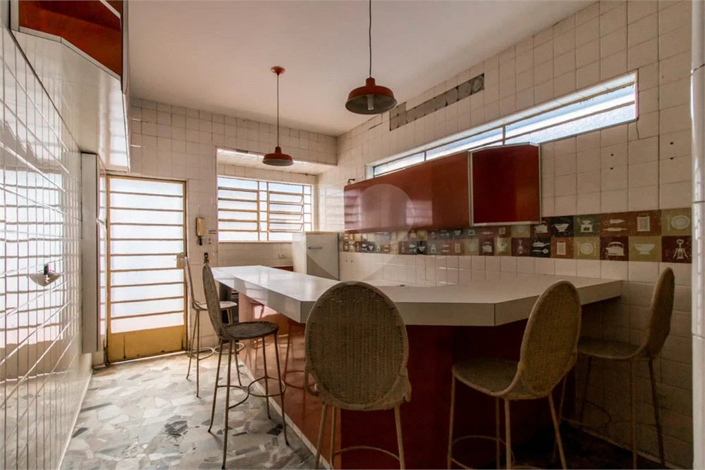 Casa à venda em Moema de 280m² com 4 dormitórios, sendo 1 suíte e 2 vagas de garagem.