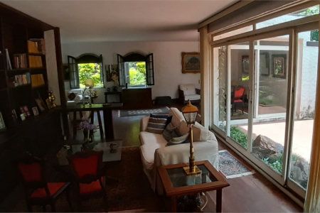 Sobrado em estilo Tudor com edícula independente à venda –