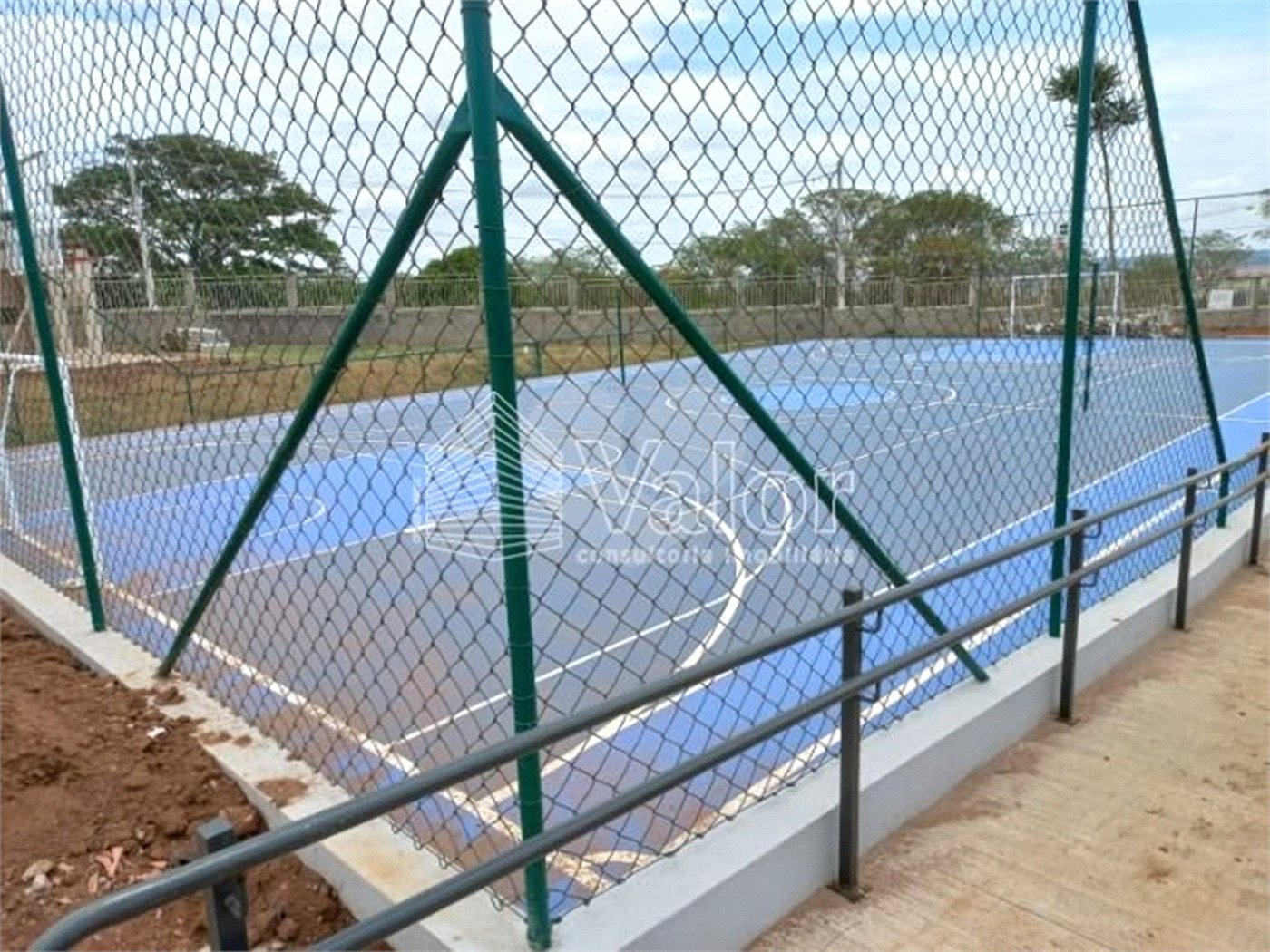 Terreno plano no Condomínio Villeneuve, com 250,00 m² de área total.