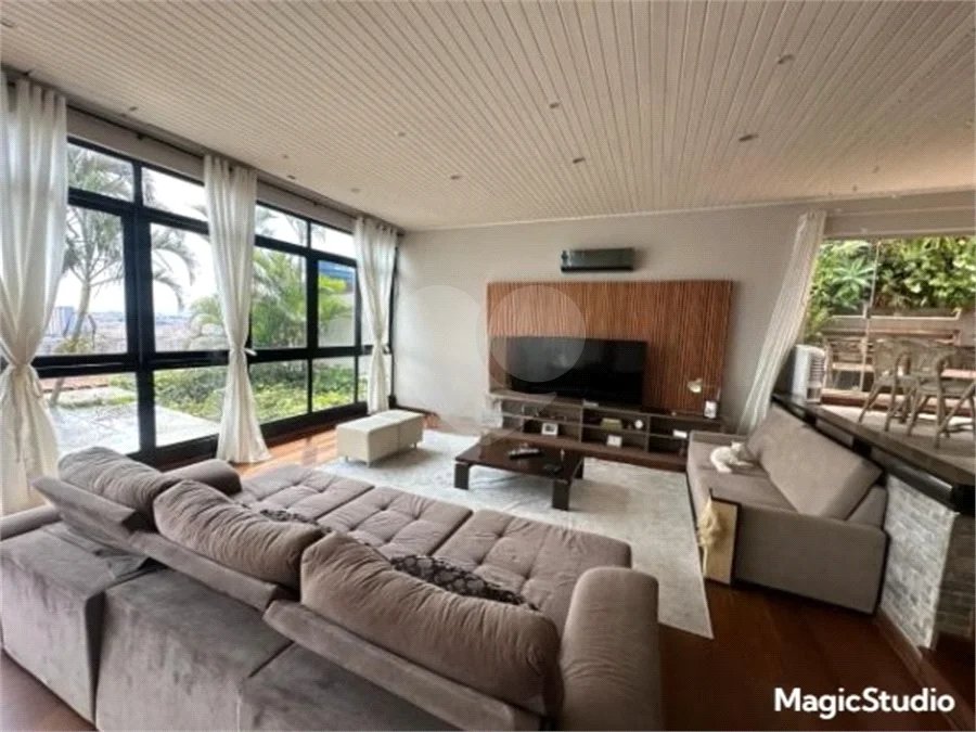 Casa com 400m², 4 dormitórios, sendo 3 suítes, 5 vagas de garagem, à venda na Vila Prudente.