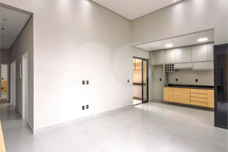 Indaiatuba - Jardim Bom sucesso - Área total: 150m² - Área construída: 115m² - 3 dormitórios sendo 1 suíte com armário planejado;Sala para dois ambientes; Banheiros com box gabinetes e espelhos; Área gourmet com churrasqueira a carvão e móveis planejados; Lavanderia coberta; Ar condicionado na sala