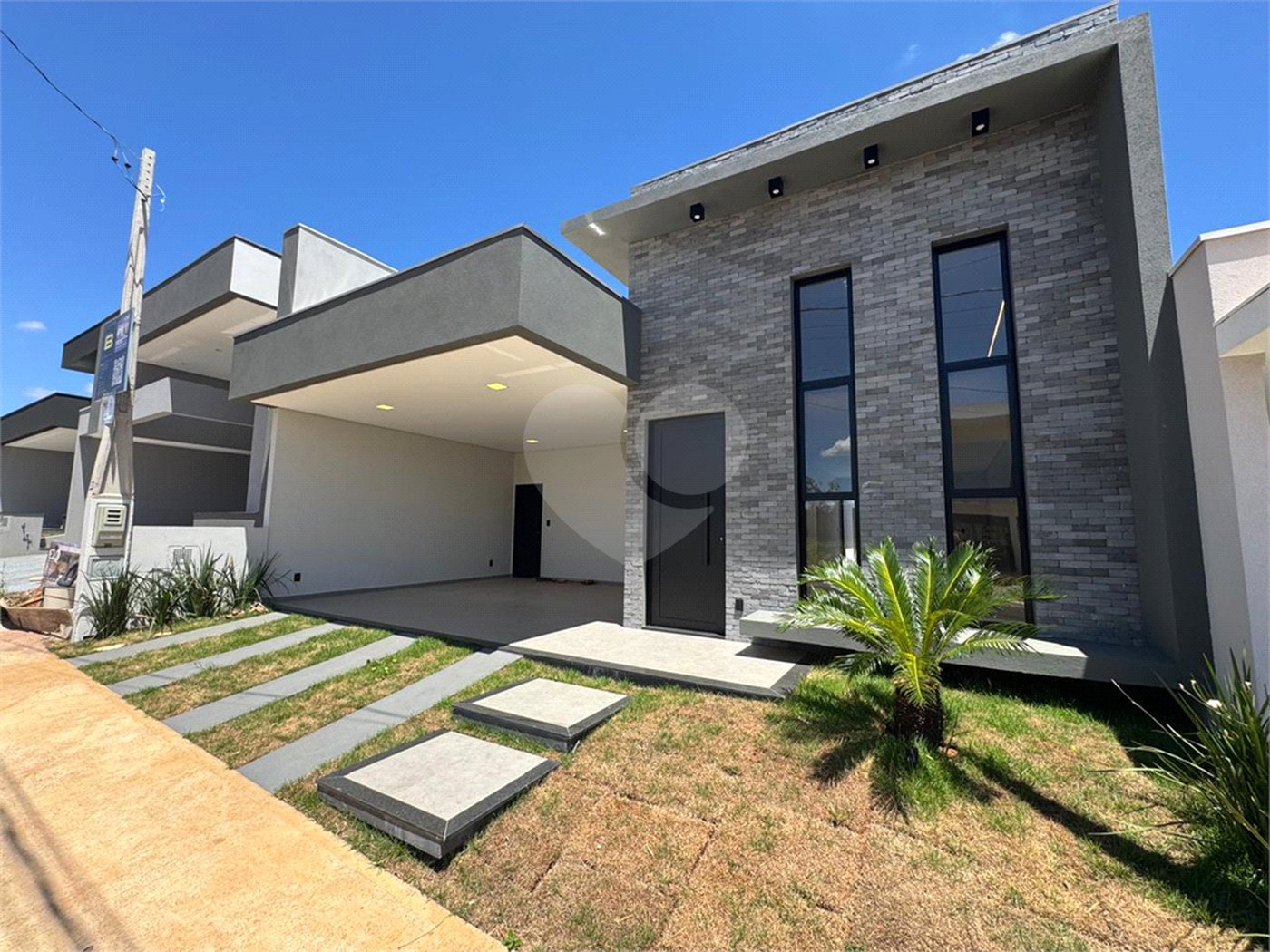 Linda casa a venda no condomínio Villeneuve