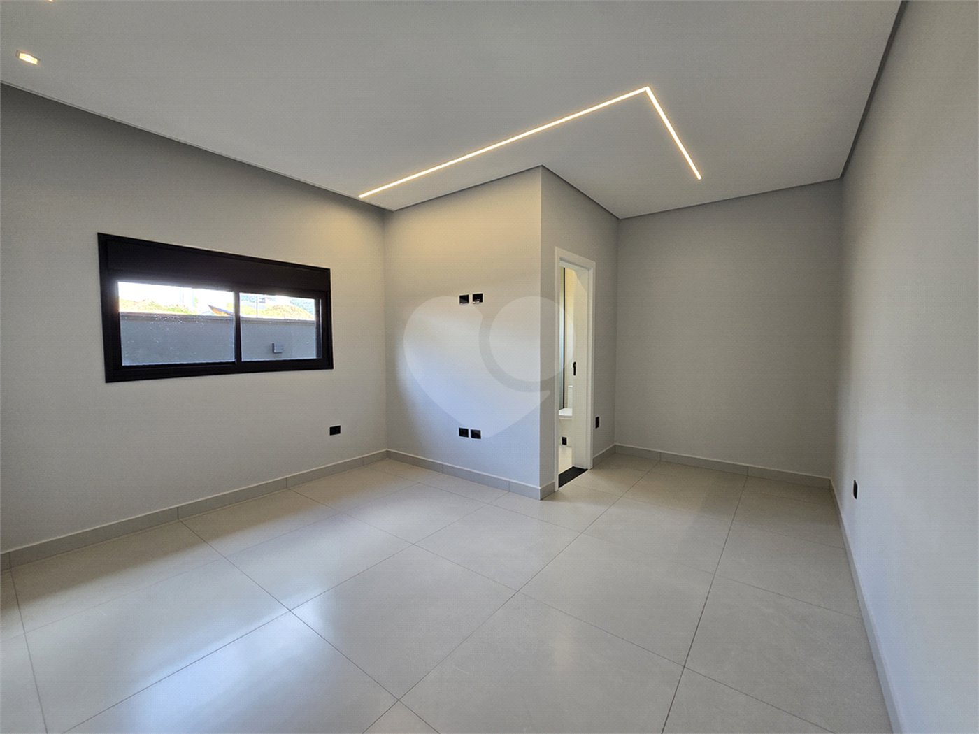 Maravilhosa Casa térrea em condomínio fechado no Portal Lamis, com 3 suítes, piscina privativa e persianas elétricas em excelente condomínio com salão de festas, piscina, quadras de tênis, beach tênis e campo de futebol. Vista cinematográfica da Pedra Grande.