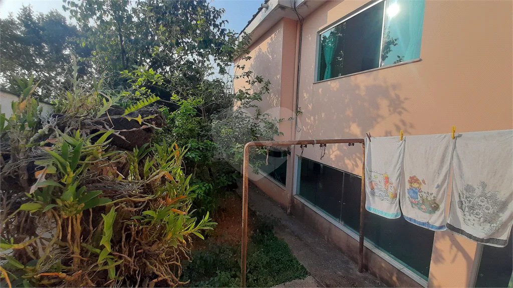 São 3 casas, próximo ao metrô Parada Inglesa, próximo a comércios da região.