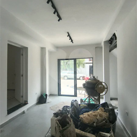 O imóvel possui 20 m² de área útil e 35 m² de área total, sendo uma ótima opção para instalação de escritório, consultório ou atividade comercial.