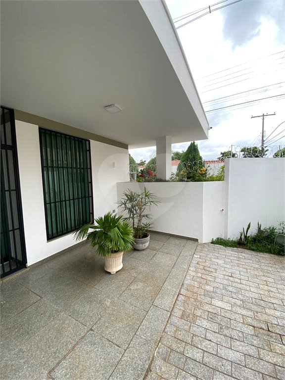 Casa Térrea com 3 suítes, sendo 1 suíte master.