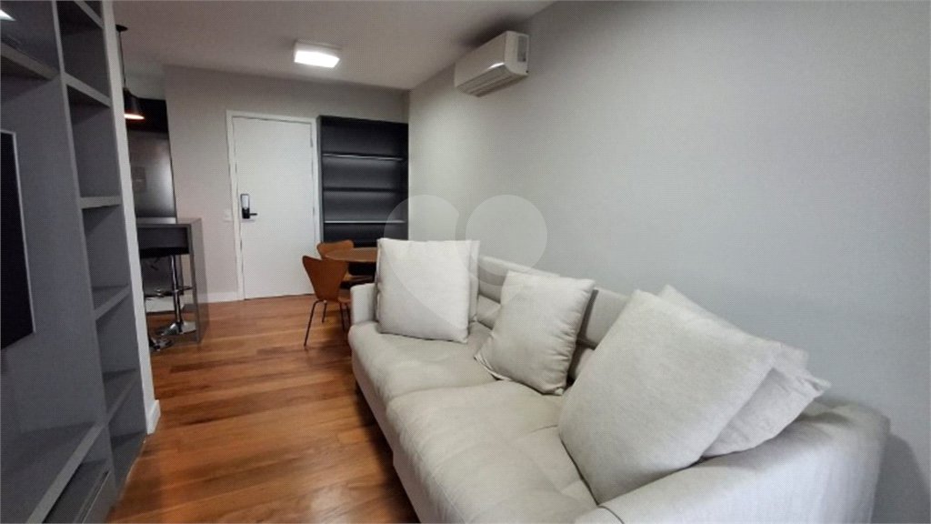 Apartamento com dois dormitórios sendo um climatizado, com duas vagas de garagem.