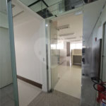 SALA COMERCIAL DE 90 M² COM 12 BAIAS, SALA DE REUNIÃO, AR-CONDICIONADO CENTRAL E 2 VAGAS!