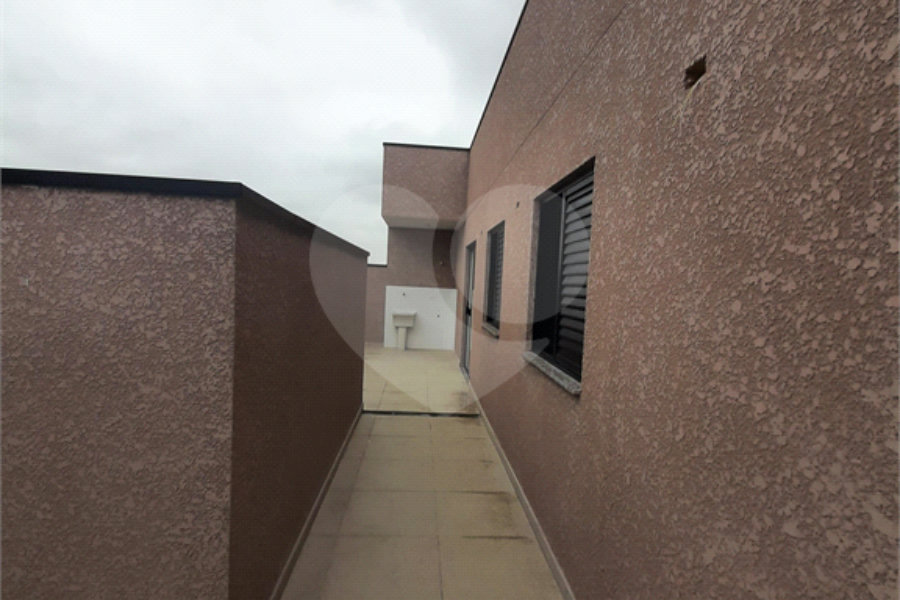 Apartamento COBERTURA com 66m2, 3 quartos, banheiro, sala, cozinha, quintal e 1 vaga