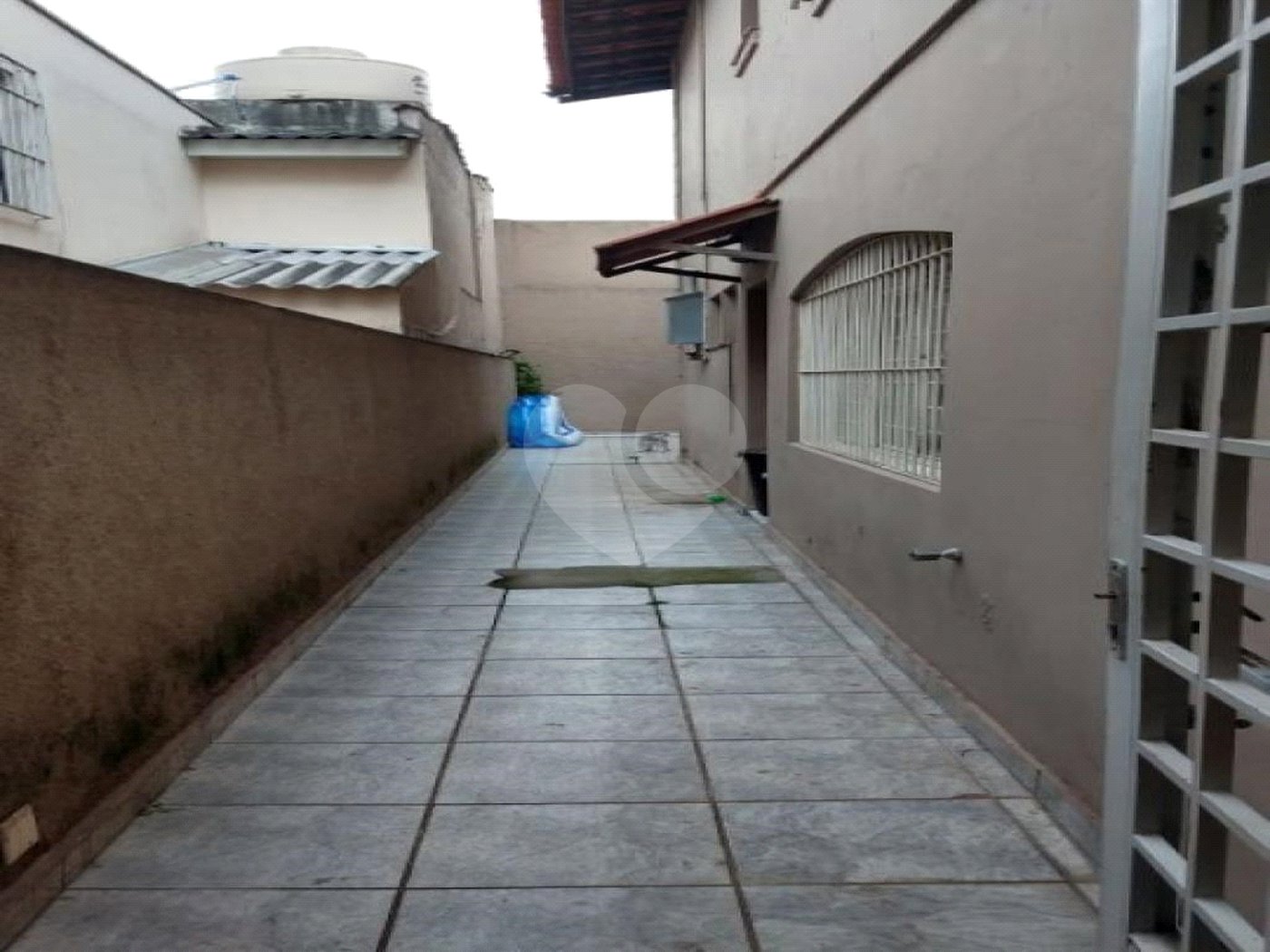 Lindo Sobrado em rua tranquila.