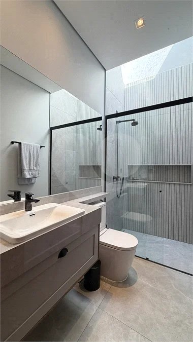 Indaiatuba - HOME DESIGN - Casa Térrea - Condomínio Paradiso - 420 m² de terreno - 307,19 m² de área construída - 3 suítes completas, sendo 1 master com closet planejado e banheira de imersão - Sala de TV reversível para 4ª suíte - Sala de estar ampla e varanda gourmet integrada - Cozinha com móve