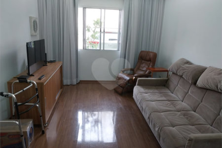 Sobrado á venda com 3 quartos e 2 vagas de garagem