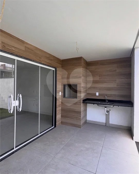 Casa duplex com 4 quartos, piscina e área gourmet, em condomínio com lazer completo e localização estratégica ao lado do Park Shopping.
