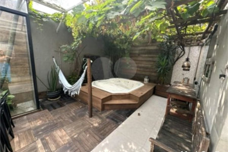 Casa com 400m², 4 dormitórios, sendo 3 suítes, 5 vagas de garagem, à venda na Vila Prudente.
