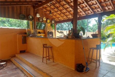 Casa térrea com piscina no Residencial Samambaia.